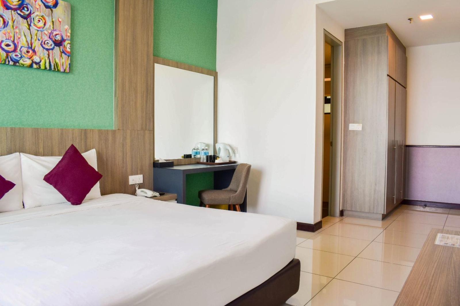 D'Wharf Hotel & Serviced Residence Порт-Диксон Экстерьер фото